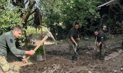 Военни продължават да разчистват след наводнението в Карловско - 1