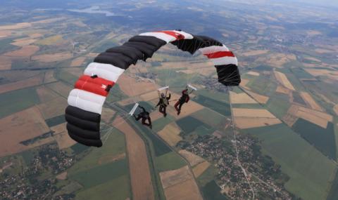 Международни парашутисти тренират у нас СНИМКИ - 1