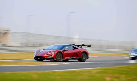 Шеф на Ferrari коментира китайските автомобили и има ли конкуренция между тях - 1