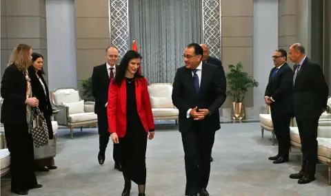 Вицепремиерът и външен министър Мария Габриел разговаря на „четири очи“ със своя египетски колега снимка #1