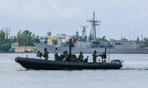 China shows off military might in Taiwan Strait with mock attacks  - 1