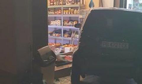 Жена влезе с автомобила си в зеленчуков магазин в Пловдив - 1
