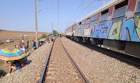 Извозиха пътниците от катастрофиралия влак край Карнобат - 1