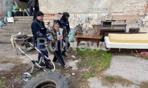 Бутнаха опасна сграда във Враца, роми припадат - 1