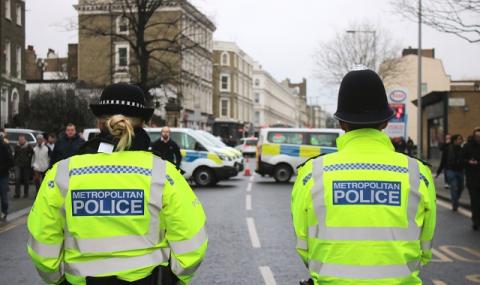 Полицията във Великобритания е в готовност да разпръсква протести срещу карантината - 1