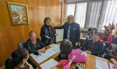 Съпругата на Антон Дончев дари на УниБИТ бронзов бюст на големия писател СНИМКИ