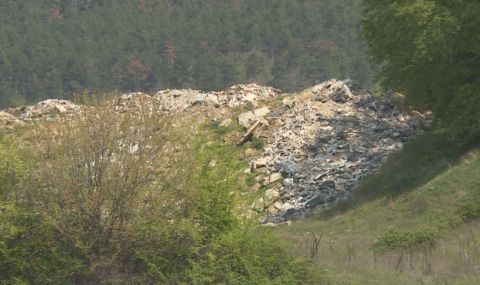 Мила родна картинка: Край водоема на "Най-зеления град на България" изникна незаконно сметище - 1