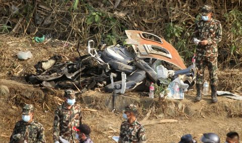 Всички 72 пътници от катастрофиралия самолет са загинали (ВИДЕО) - 1