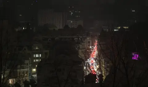 Fire breaks out in apartment building in Kiev after Russian attack  - 1