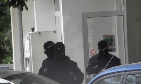 Отряд "Кобра" арестува опасни престъпници след страховит екшън и гонка  - 1