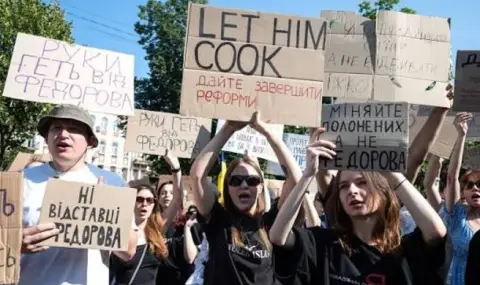 Политическата ситуация в Украйна: Правителствена криза, улични протести и рокади в отбраната ОБЗОР