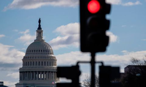 Вирусът провали близо 900 полета в САЩ за ден - 1