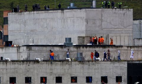 Задържаха 57 надзиратели и полицаи като заложници в еквадорски затвор - 1