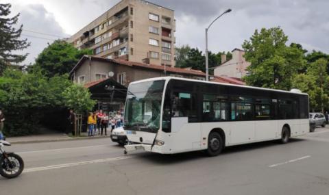 Автобус помете 5 коли на светофар в София (СНИМКИ) - 1