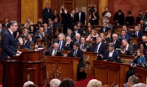 Хаос и сблъсъци в сръбския парламент, тръгнаха да бият Вучич - 1