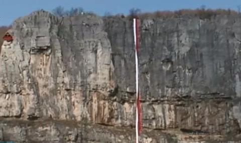 Спуснаха 40-метрова мартеница от Лакатнишките скали - 1