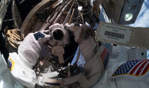 Руски и американски астронавти работят по МКС - 1