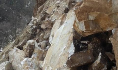 Скали и дървета се срутиха по пътя за Рилския манастир - 1
