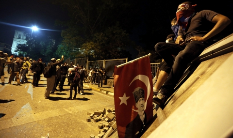 Две жертви и хиляди ранени в турските протести - 1