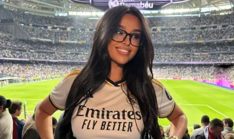 Модел и инфлуенсър е страшно секси в къса червена рокля - 1