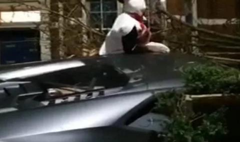 Футболна звезда с идиотски костюм катастрофира с кола за 210 000 паунда (СНИМКИ) - 1