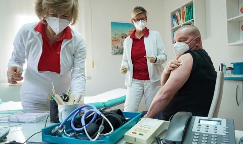 Германец се ваксинира 90 пъти срещу COVID-19, за да продава ваксинационни паспорти - 1