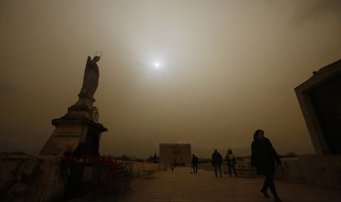 Небето над големи части от Испания стана оранжево заради пясъчна буря от Сахара - 1