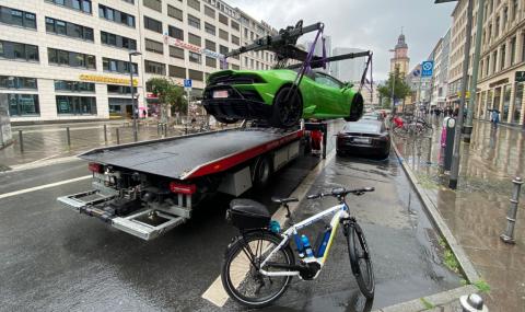 Вдигнаха зелено Lamborghini, защото е спряло на място за "зелени коли" - 1