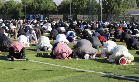 Мюсюлманите посрещат Рамазан Байрам - 1