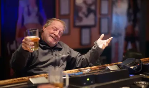 105-годишен дърворезбар издаде рецептата за дълголетието си: "Футбол, алкохол и без нерви - просто дишайте"  - 1