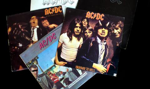 AC/DC пускат пъзели с обложки на свои албуми - 1