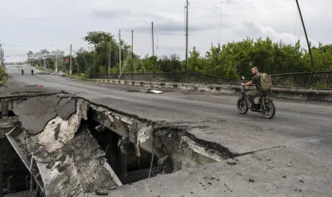 Russia reports strikes on Kiev bridge and sites in Ukraine - 1