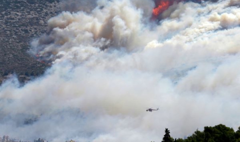 Евакуираха три селища заради силни пожари в Гърция - 1
