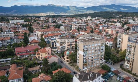 Къде е построен първият панелен блок в България? - 1