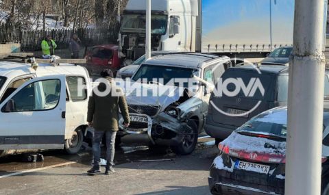 Пет коли, влекач и инкасо автомобил се удариха при катастрофа във Велико Търново, четирима са в болница  - 1