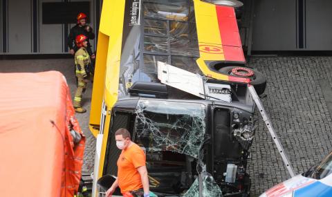 Трагедия във Варшава: Автобус падна от мост, разцепи се на две - 1