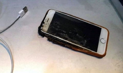 iPhone предизвика пожар в самолет - 1