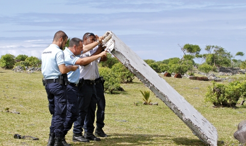 Отломки от MH370 са пристигнали за анализ в Австралия - 1