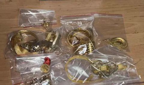 Митничари откриха над половин килограм златни накити в дамска чанта  - 1