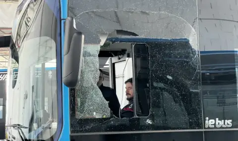 Нападнаха автобус с пътници в Бургас - 1