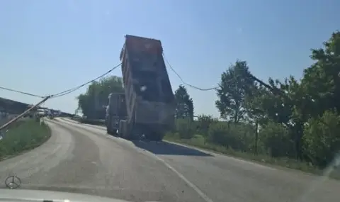 Камион се оплете в жици при качване на Северната тангента на София - 1