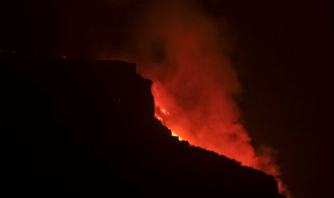 Нова опасност на Канарите: лавата от вулкана се излива в морето, тръгват отровни газове - 1