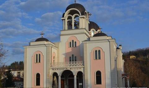 За първи път от близо век: Осветиха нова катедрала в Ловеч (Видео) - 1