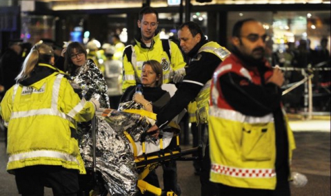 80 души ранени след като падна таван в театър в Лондон - Видео - 1