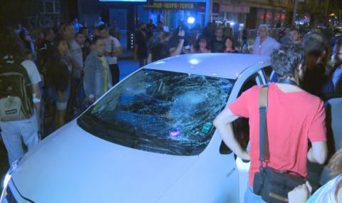 Напрежение в София! Жена се опита да сгази протестиращи, те ѝ счупиха прозореца на колата - 1