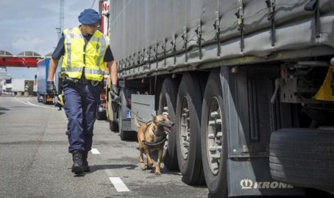 Мигранти открити в камион в Холандия - 1