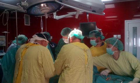 Лекари от "Св.Анна" спасиха родилка и бебето ѝ с уникална операция  - 1