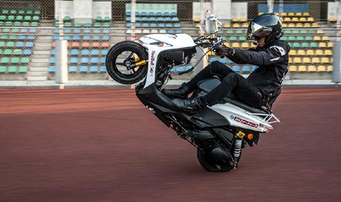 Японец кара 13 часа на задна гума - 1