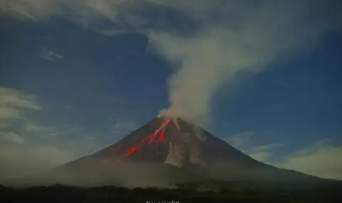 Поне 11 алпинисти са загинали след изригването на вулкана Мерапи в Западна Индонезия ВИДЕО - 1