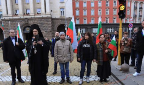 Протестът в София: Манолова и „Отровното трио“ да сменят името на коалицията си - 1